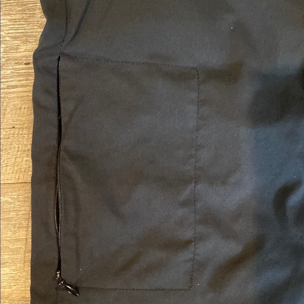 Black Bermudas with Straight-Cut Leg and Lightweight Fabric

Bin B - Picture 3 of 4
